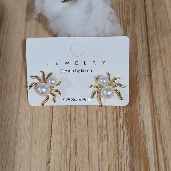 🕷🕷NEW🕷🕷GORGEOUS!! Faux Pearl Spider Earrings in 925 Silver Posts - Picture 11 of 16